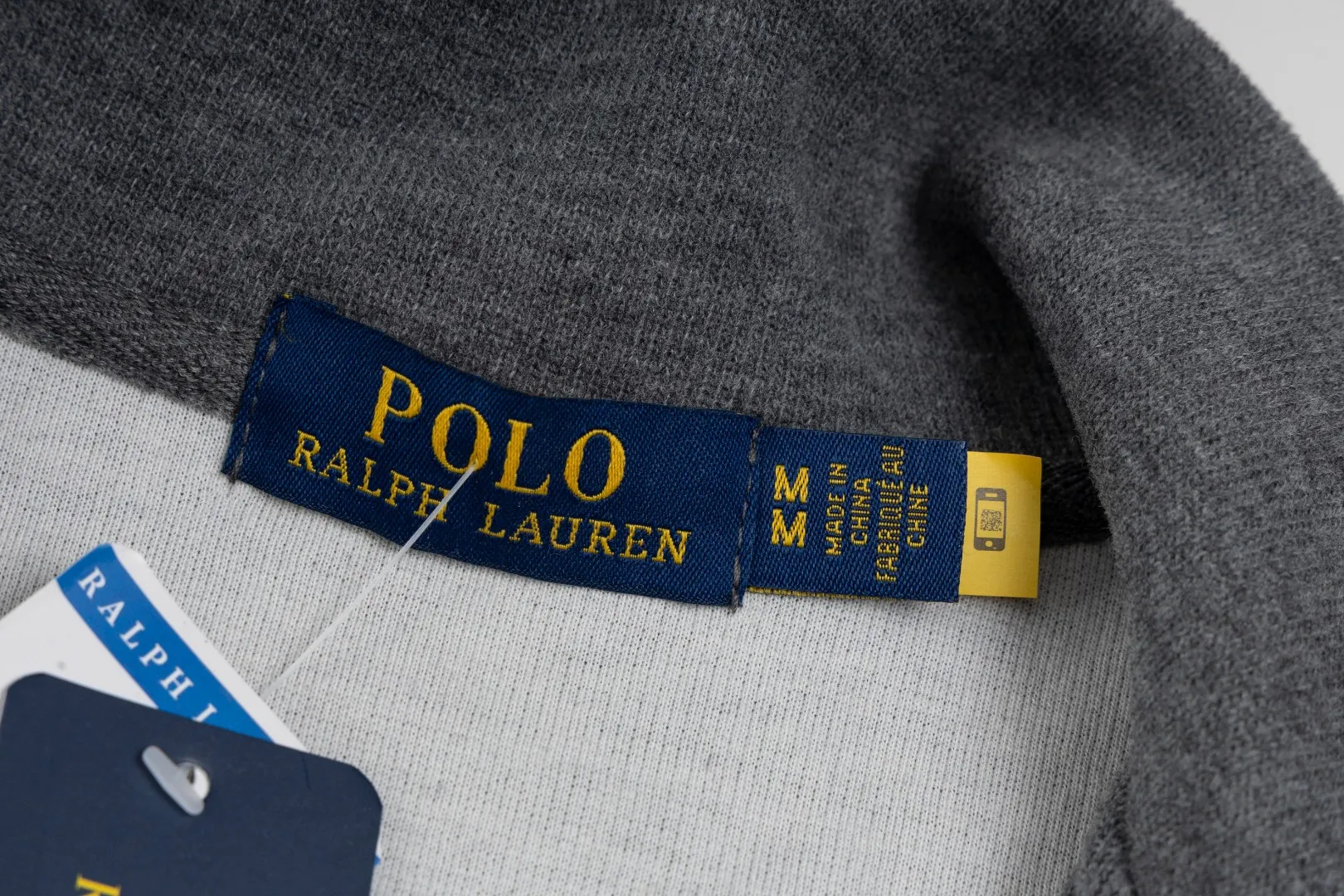 P230 #R97 Ralph lauren twelve-color embroidered pony logo half-zip high-neck long-sleeved knitted sweatshirt. The same style for men and women. The new half-zip sweatshirt for couples to wear in autumn is here! This kind of sweatshirt is really popular this year, even more popular than the hooded sweatshirt. Open the zipper and it can be used as a large lapel, which makes it more fashionable. The color of the classic design of the little war horse on the chest is matched with the embroidery. The simple zipper design echoes the brand logo, so you don’t need to match too much. The sweater version is loose enough! The fabric is custom-woven and dyed 100 cotton. 320g high gram weight 100% cotton knitted cotton with a certain thickness. The fabric is soft and comfortable, and the three-dimensional fabric is full of texture. The stitching is three needles and five threads, which is beautiful and strong. The pattern is also good. Although it is loose, it does not look bulky! - It is not a popular color scheme on the street. The color is pure and highly recommended. The upper body has a particularly high rate of turning heads. Loose style. Big drop shoulder OS style. Same style for men and women. Couple wear. Versatile and practical! Color: Gray, navy, khaki, green label, oatmeal brown label, apricot, black, army green, burgundy, pink, dark gray, light blue, white. Size: S M L XL Length: 70/72/74/76 Bust: 53.5/55.5/57.5/58.5 Shoulder width: 44/45/46/47 Sleeve length: 61/62/63/64